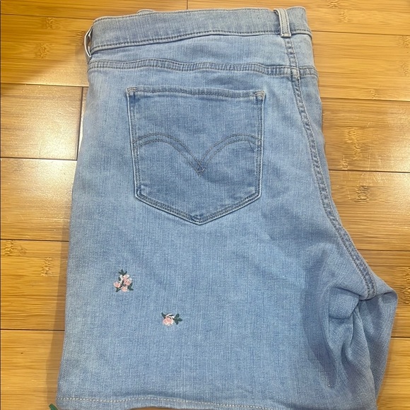 Levi’s Classic Short Floral Embroidered Denim Size 32 Great Condition - Picture 3 of 6